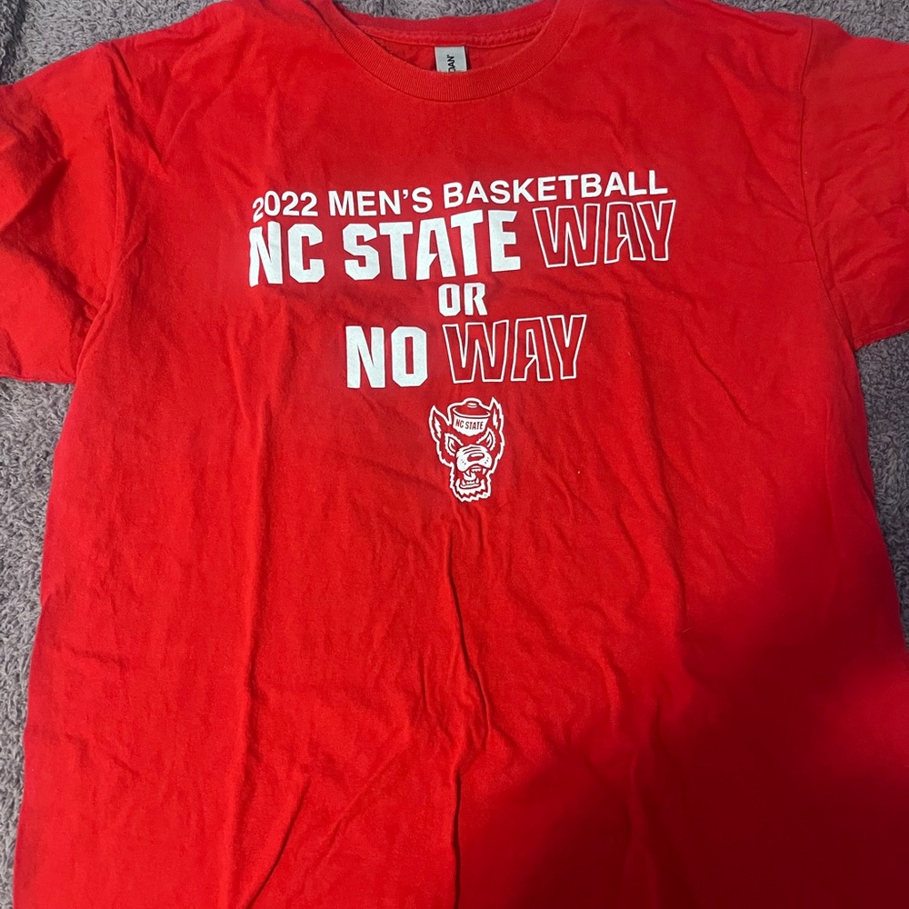 NC State 2022 Men’s Basketball Red Graphic short sleeve Tee